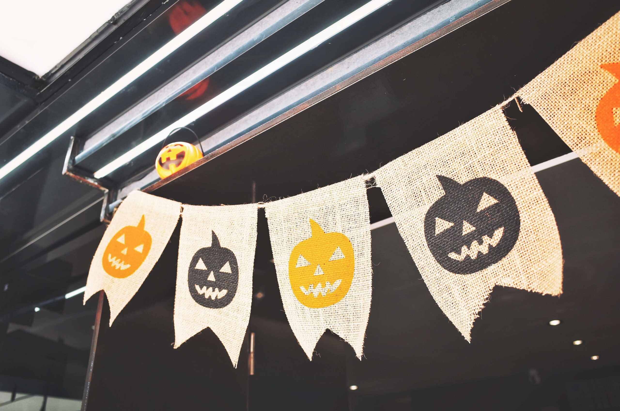 Bandeirolas com desenhos de abóbora de Halloween