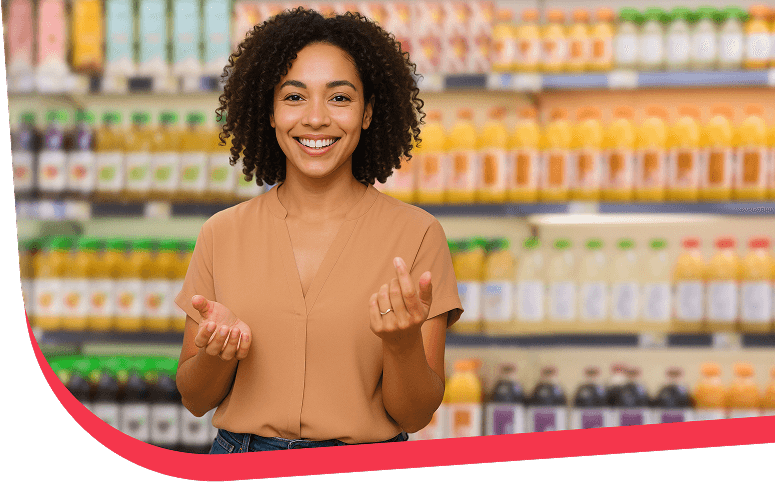 Mulher sorrindo em um depósito