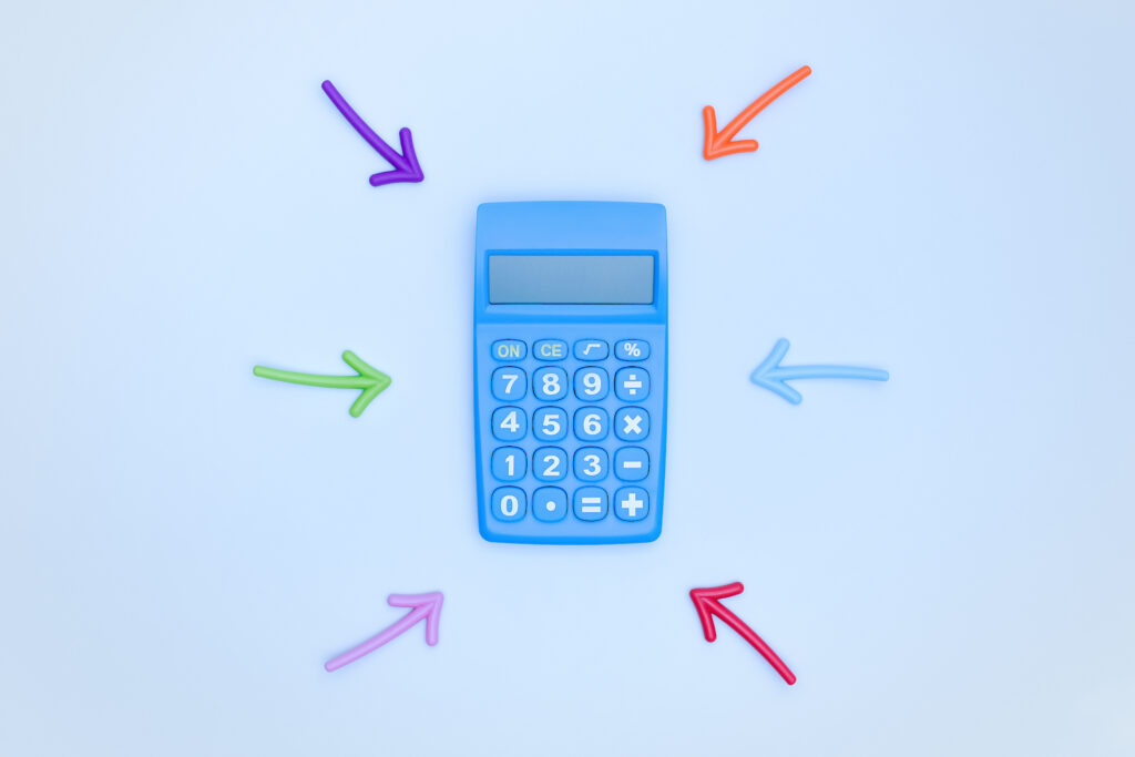 Calculadora azul com setas coloridas representando o investimento inicial para abrir uma papelaria.
