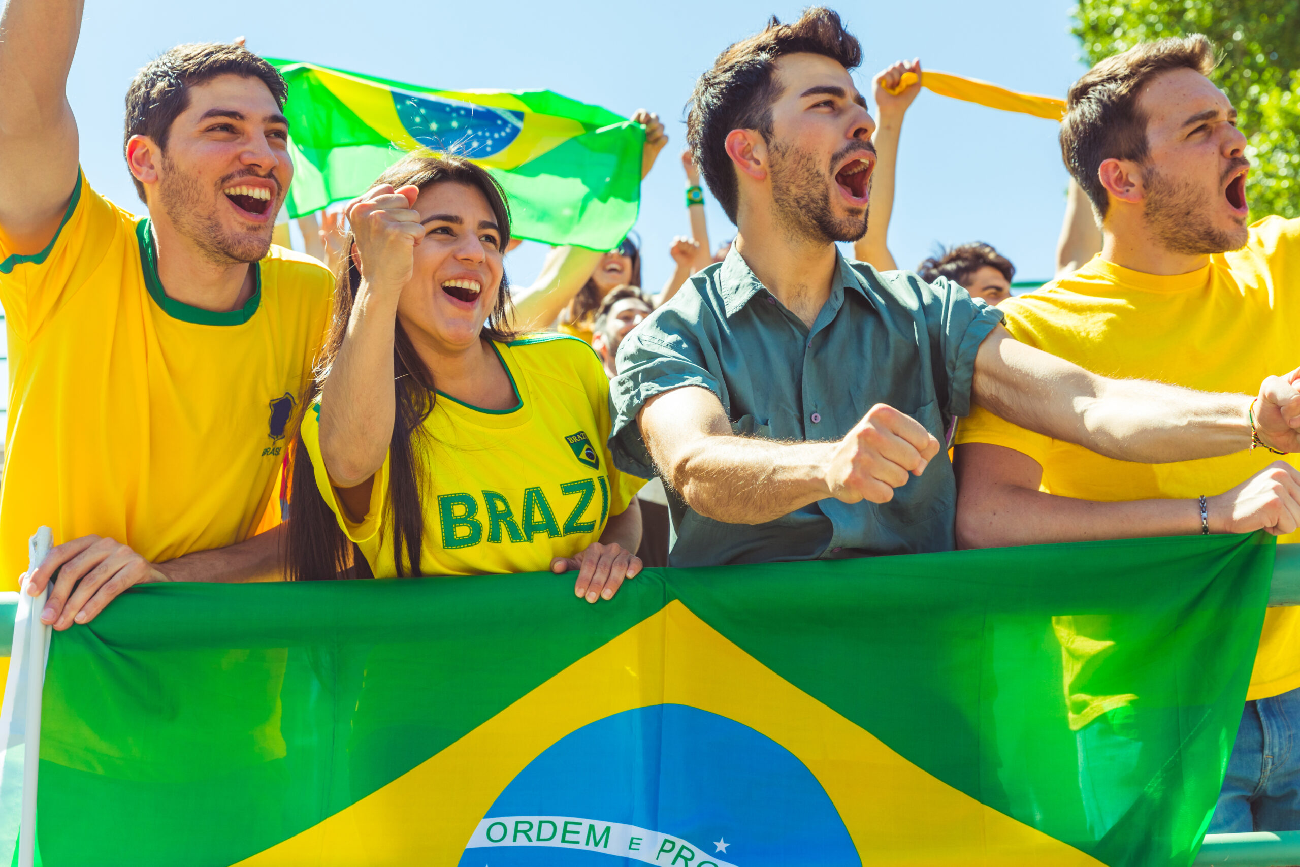 Clientes reunidos, assistindo ao jogo — oportunidade de vendas de bebidas, petiscos e kits de torcida