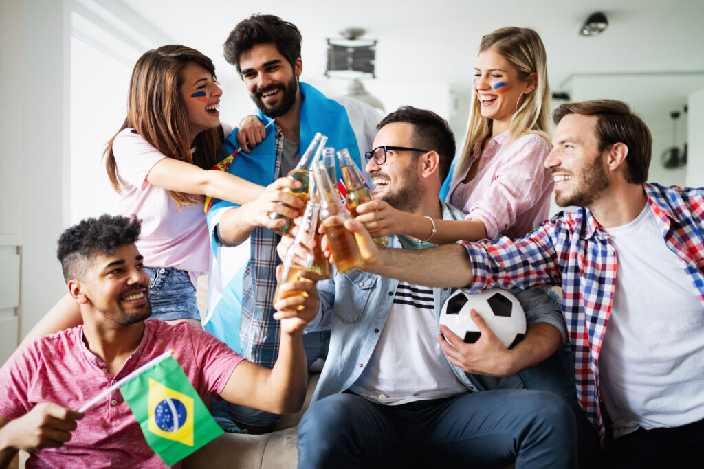 Confraternização em casa com bebidas e petiscos — dica para mercadinhos e delivery aumentarem vendas na Copa