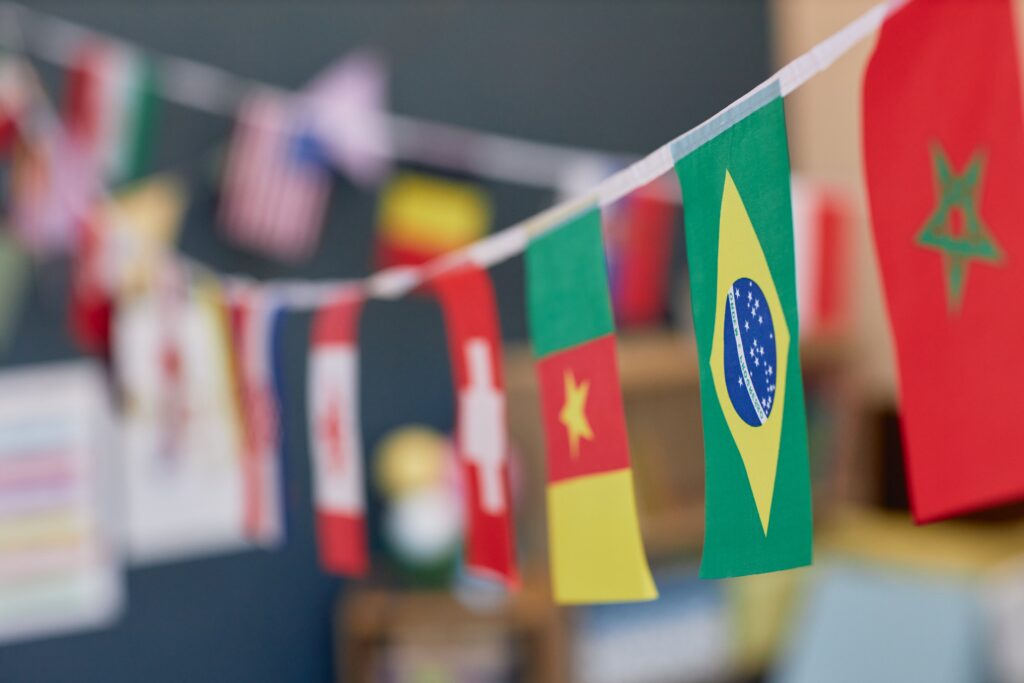 Bandeirinhas de países na decoração para a Copa do Mundo em loja ou PDV de varejo.